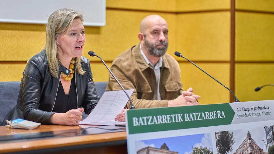 Ana Otadui, presidenta de las Juntas Generales de Bizkaia, y Javier Barrio, director del Museo de Las Encartaciones, han presentado una nueva edición del programa &#039;Batzarretik Batzarrera&#039;.