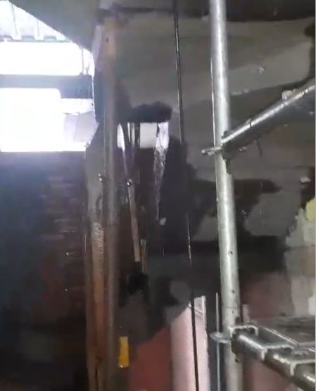 Escalera donde se ubicará el ascensor y por el que se filtra el agua