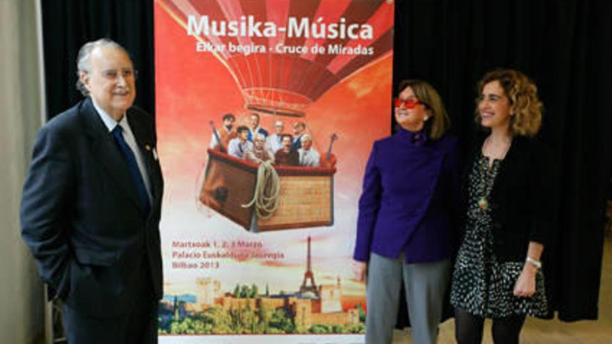 Iñaki Azkuna, Begoña Salinas e Ibone Bengoetxea, durante la presentación.