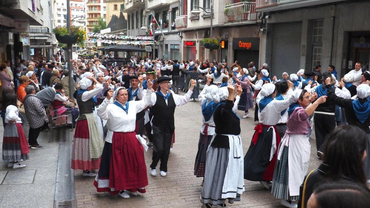 Los bailes vascos frente a la sede del Club Deportivo volverán a ser una de las citas obligadas de la Euskal Jaia. / Aitor