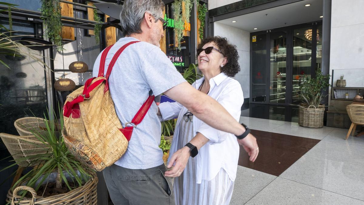 María Bueno abraza a su marido después de conseguir que la hija que parió hace 43 años.