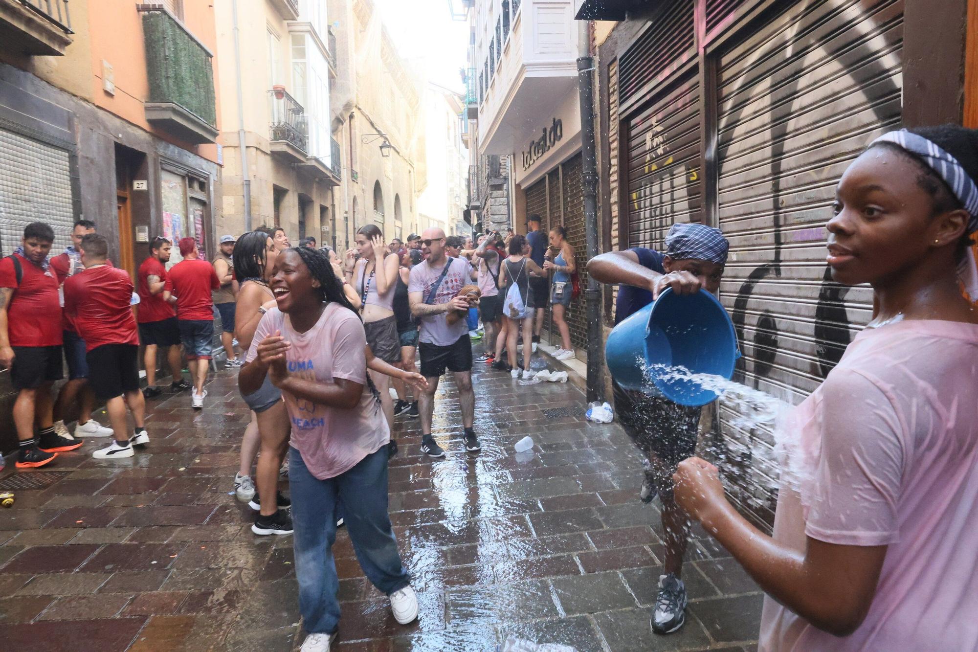 En imágenes: Vitoria sale a la calle a celebrar La Blanca tras el txupinazo