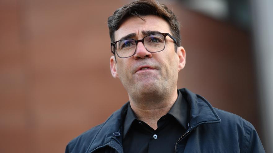 El alcalde del Gran Mánchester apunta al liderazgo laborista tras la debacle electoral que tambalea a Starmer