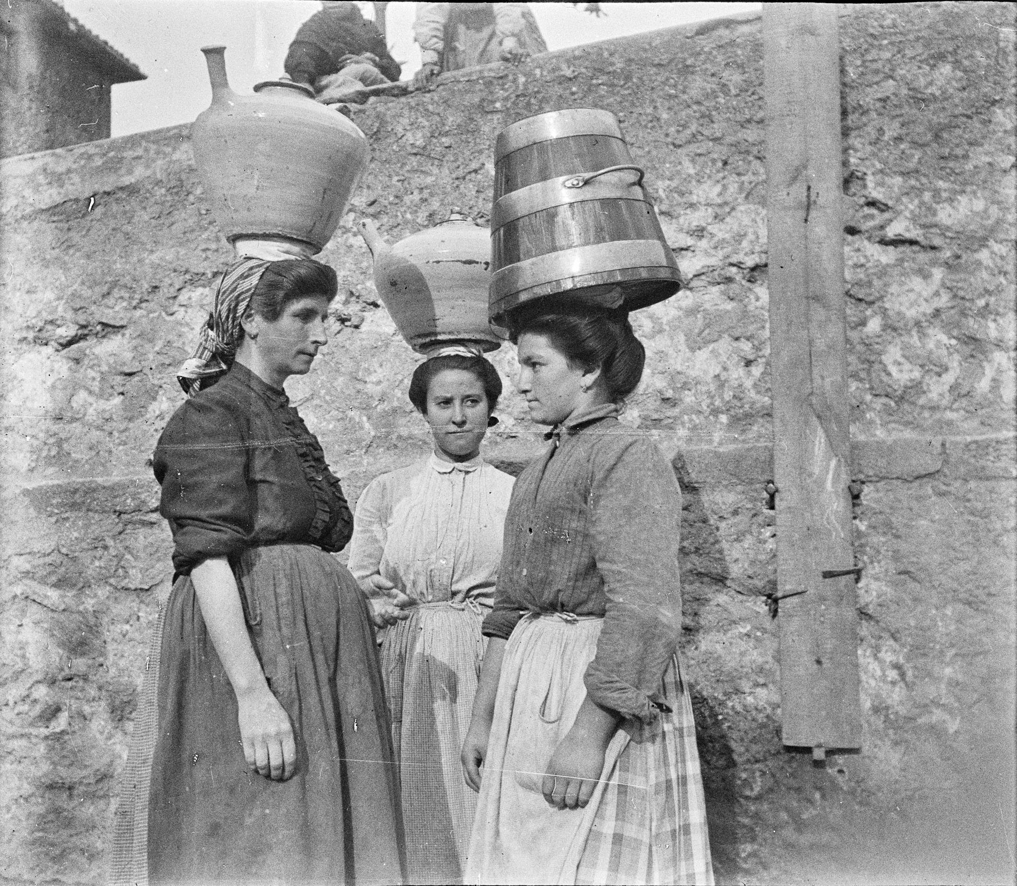 Imágenes antiguas de mujeres baserritarras en Euskadi