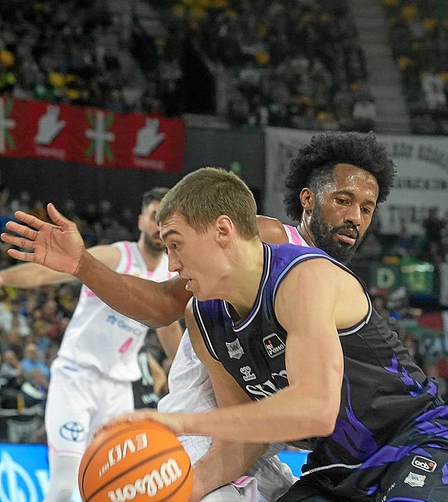 Stefan Lazarevic intenta abrirse paso hacia el aro.