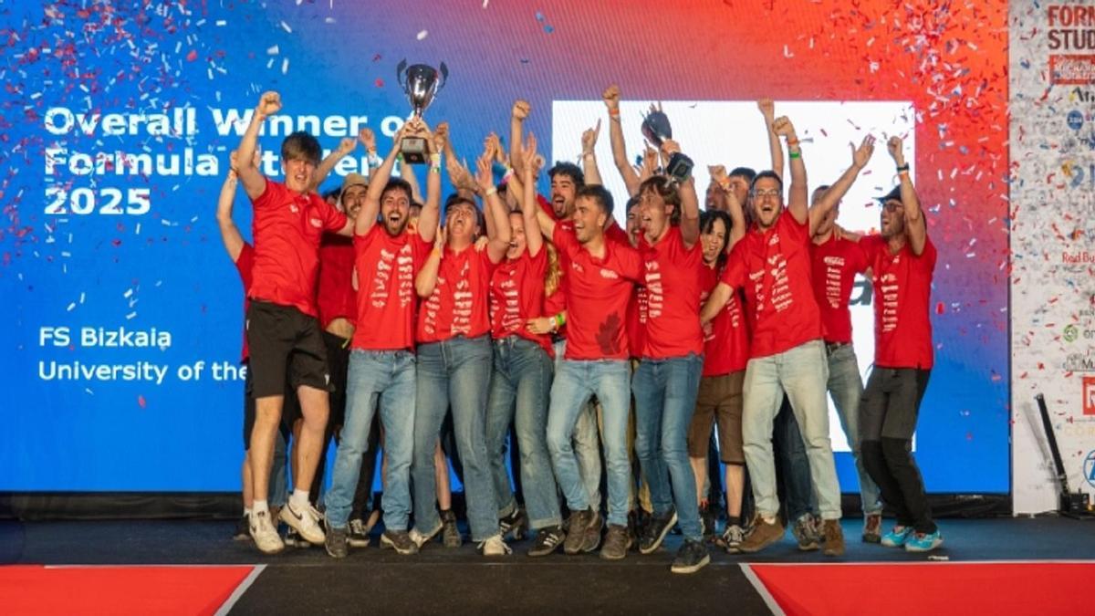 Celebración del título obtenido por el equipo de la Escuela de Ingeniería de Bilbao en el legendario circuito de Silverstone.