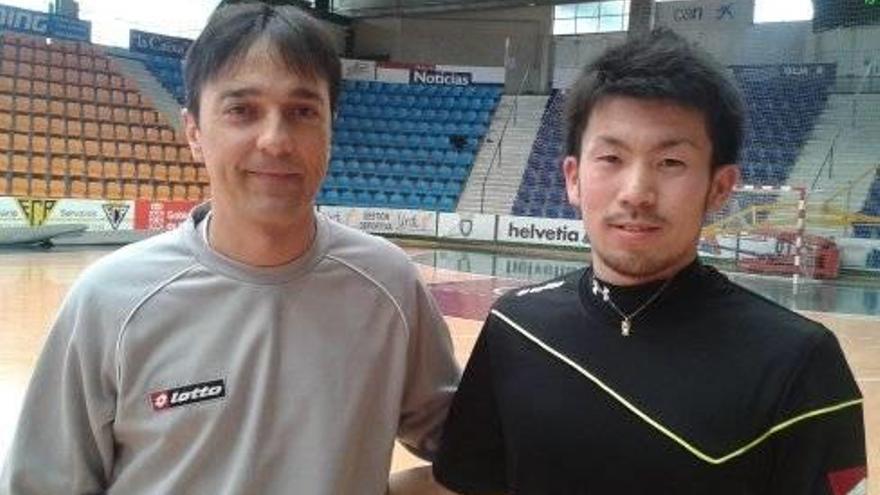 Imanol Arregui y Taku Miura en el primer entrenamiento del portero japonés.