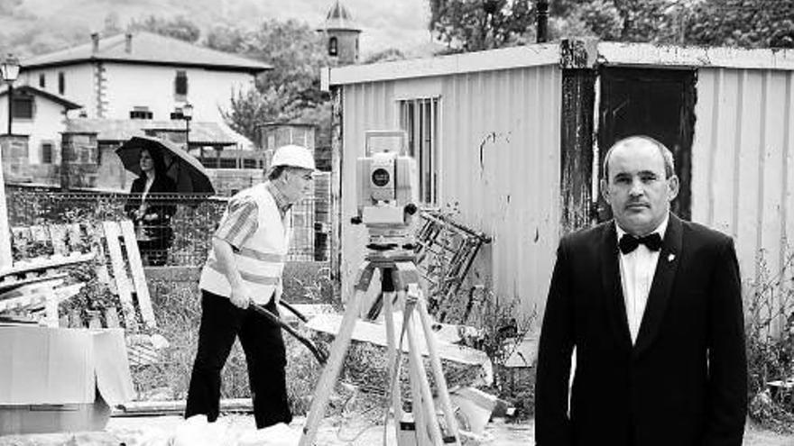 A la izda, Juan Mari Alemán (tenor), en una obra en Erratzu. Con paraguas, Dolores Redondo.
