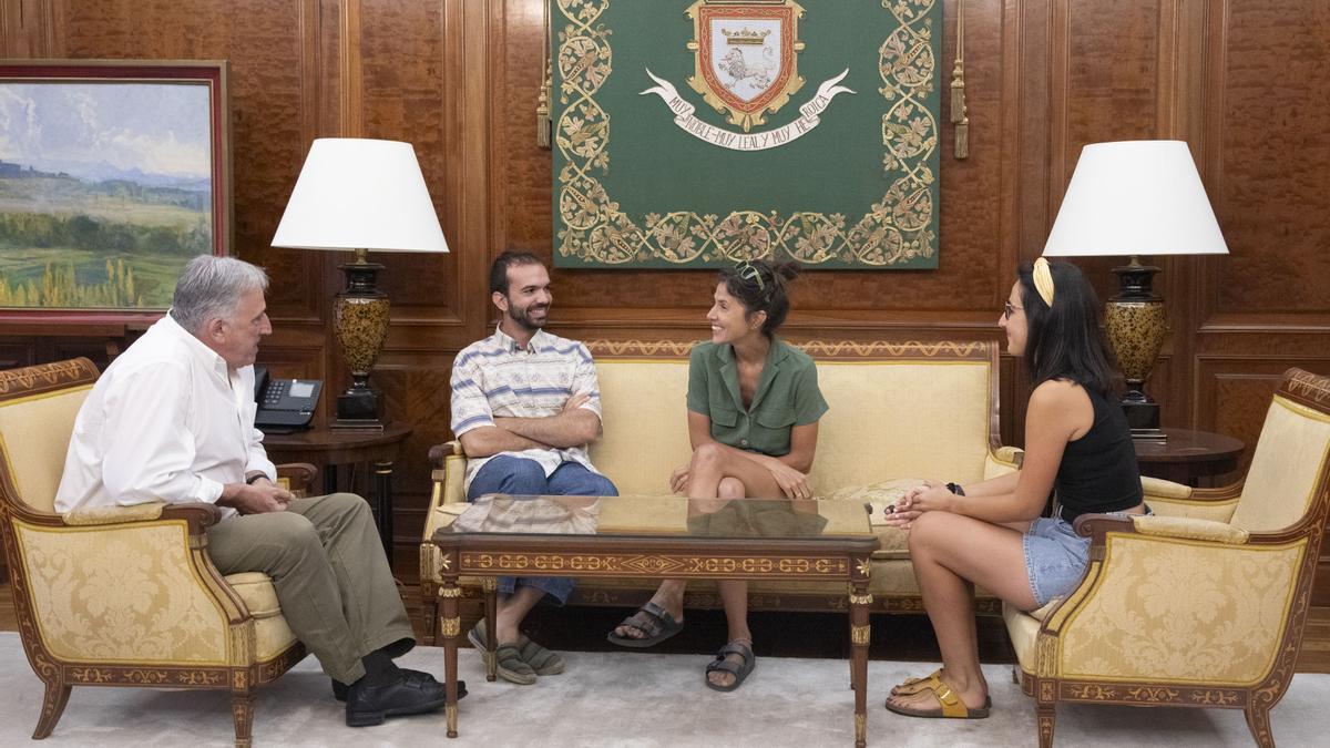 Reunión del alcalde con los presentadores de la campaña.