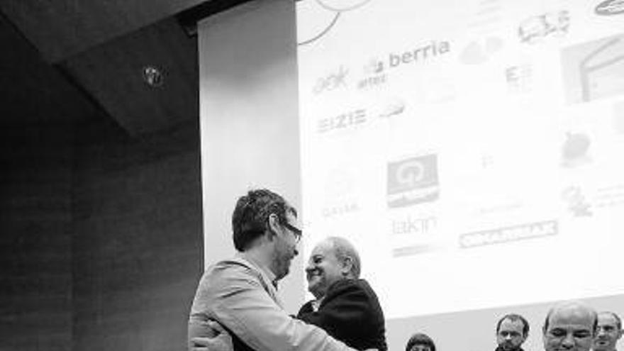 Bilbao y Mendiguren, ayer fundiéndose en un abrazo.