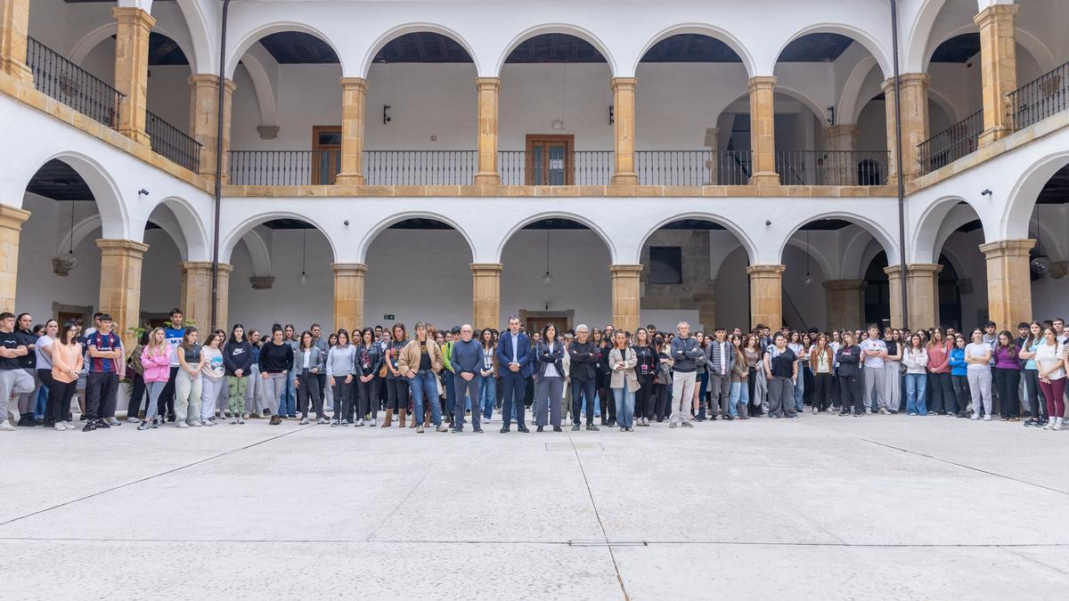 Concentración en Mondragon Unibertsitatea contra la presunta agresión sexual.