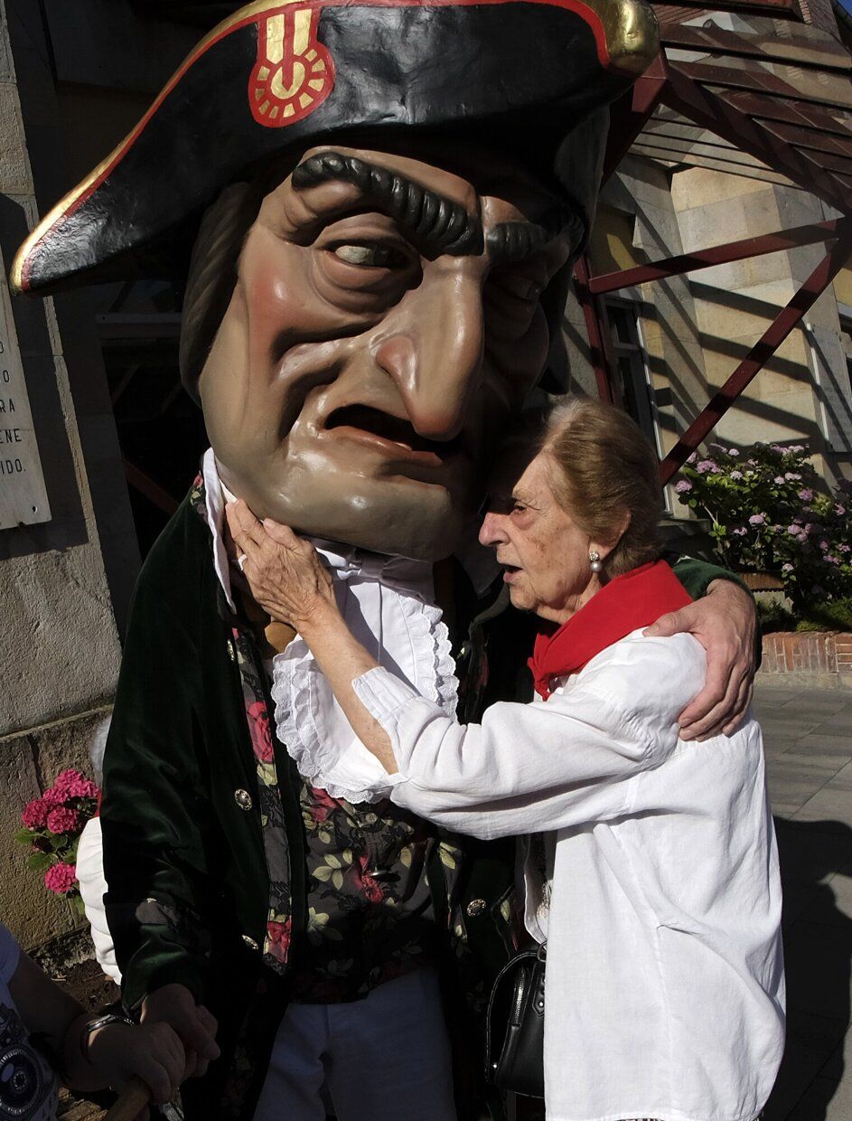 La comparsa de gigantes y cabezudos visita la Casa de la Misericordia