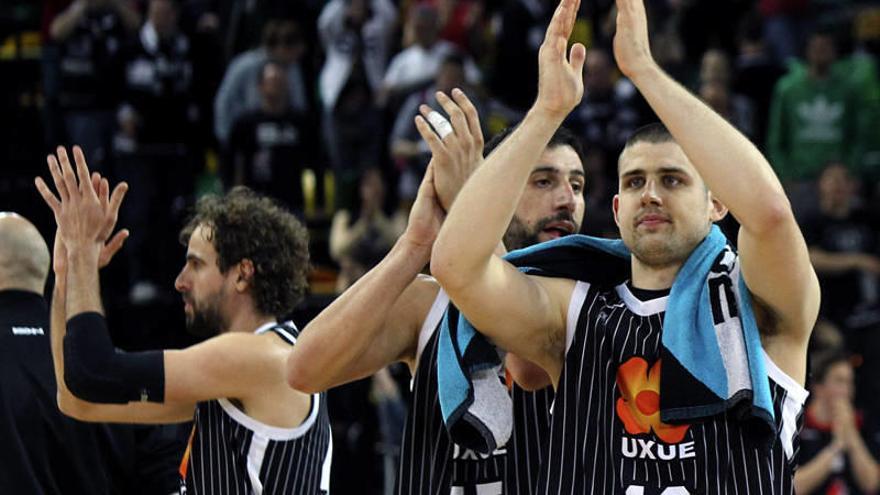 Los jugadores del Uxue Bilbao agradecen el apoyo de su afición.
