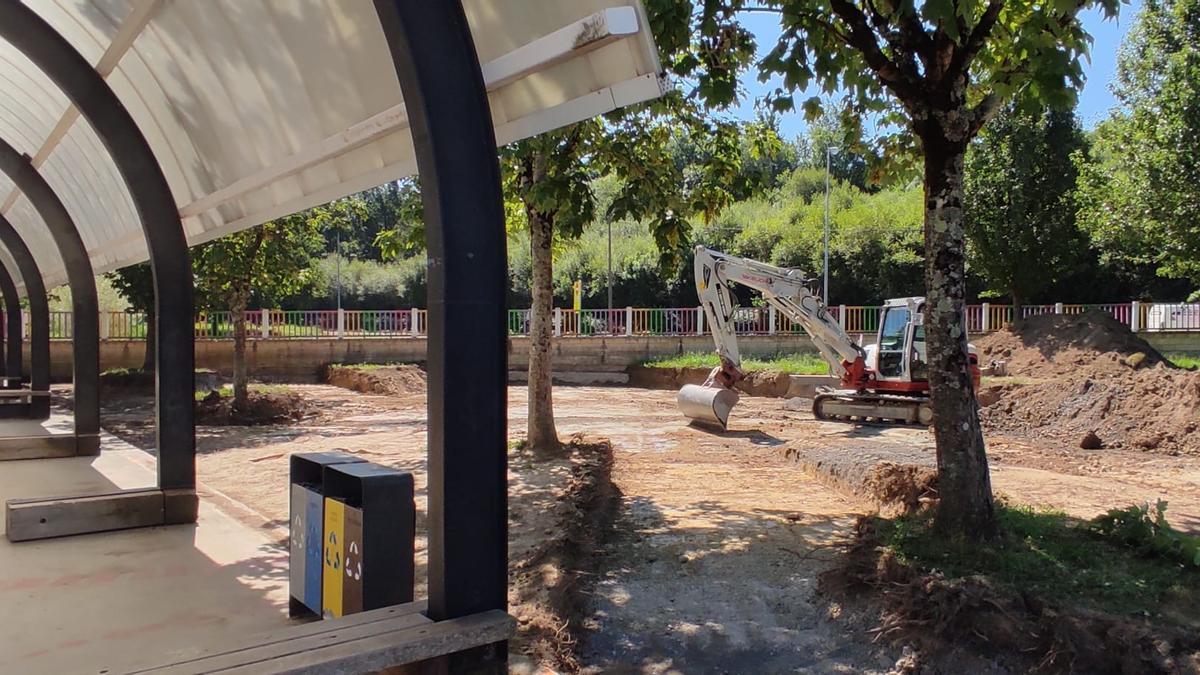 La maquinaria ya está trabajando en el patio de la escuela de Igorre