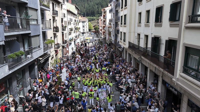 Castellers, gigantes y carrera popular en las Agorreko Santikutzak de Legazpi