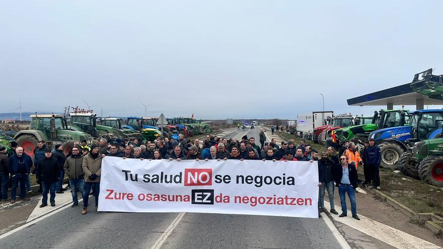Un centenar de agricultores y ganaderos cortan la carretera en la Ribera para rechazar el pacto UE-Mercosur