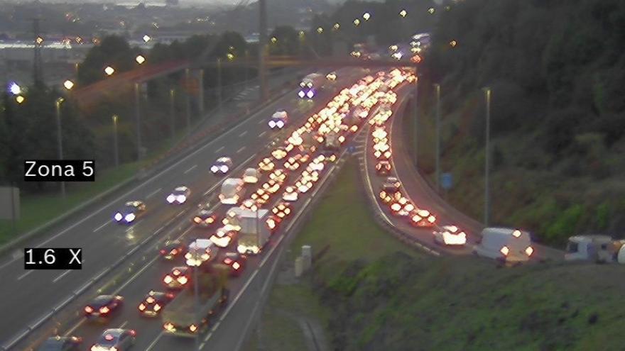 Cuatro kilómetros de retenciones en el corredor del Txorierri en sentido Erletxes por un accidente