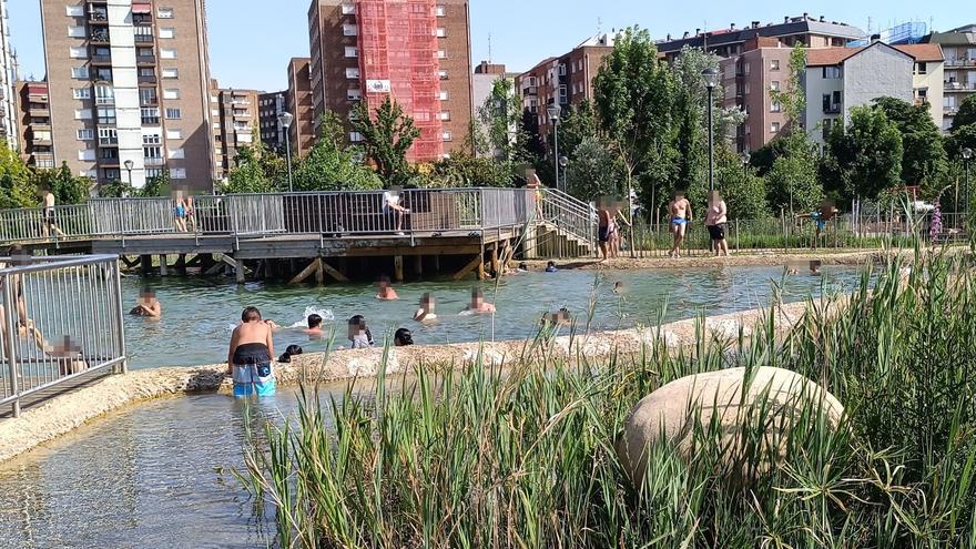 Sin respeto a las prohibiciones por el calor: bañistas en el lago del Parque Etxebarria