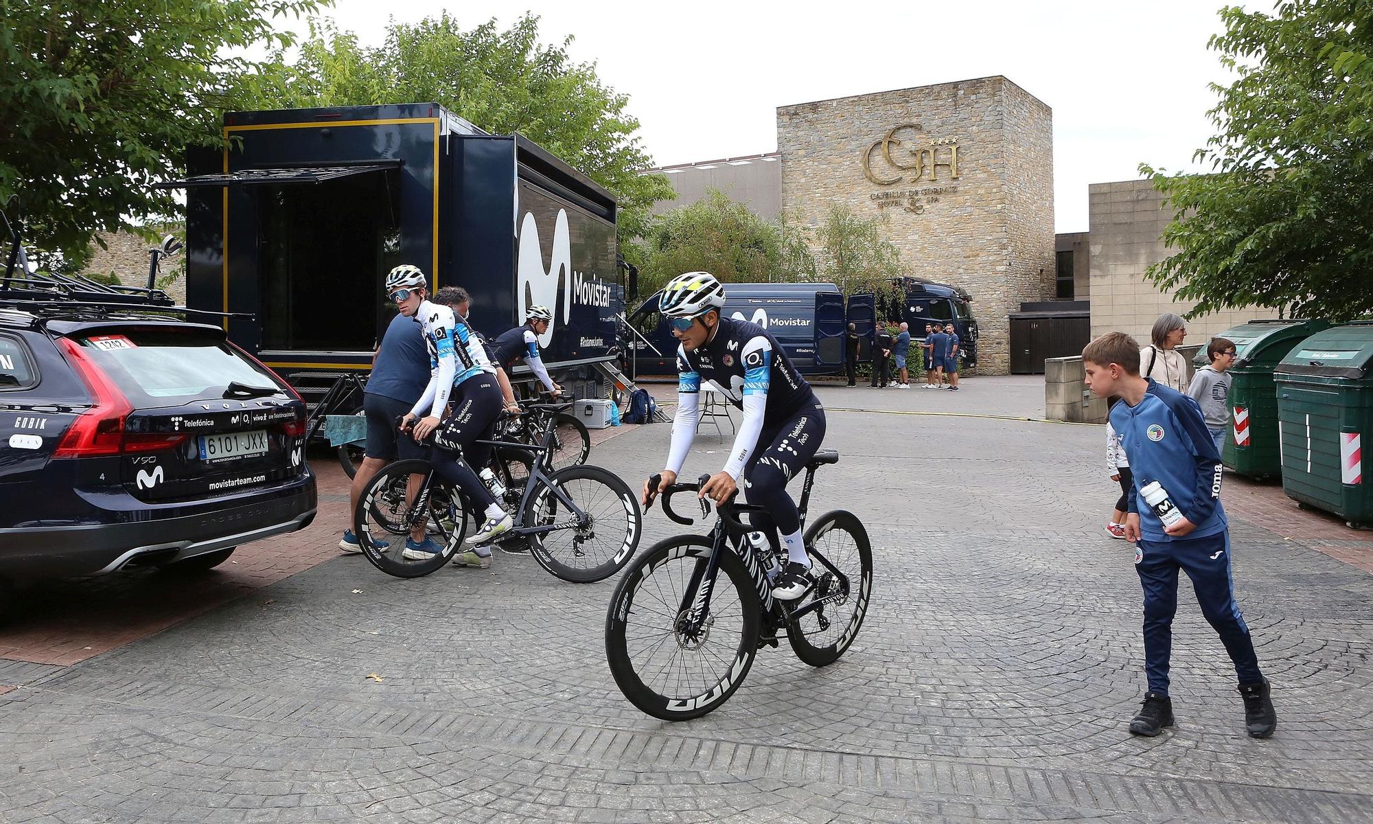 Movistar Team sale a rodar por la Comarca de Pamplona en la jornada de descanso de La Vuelta