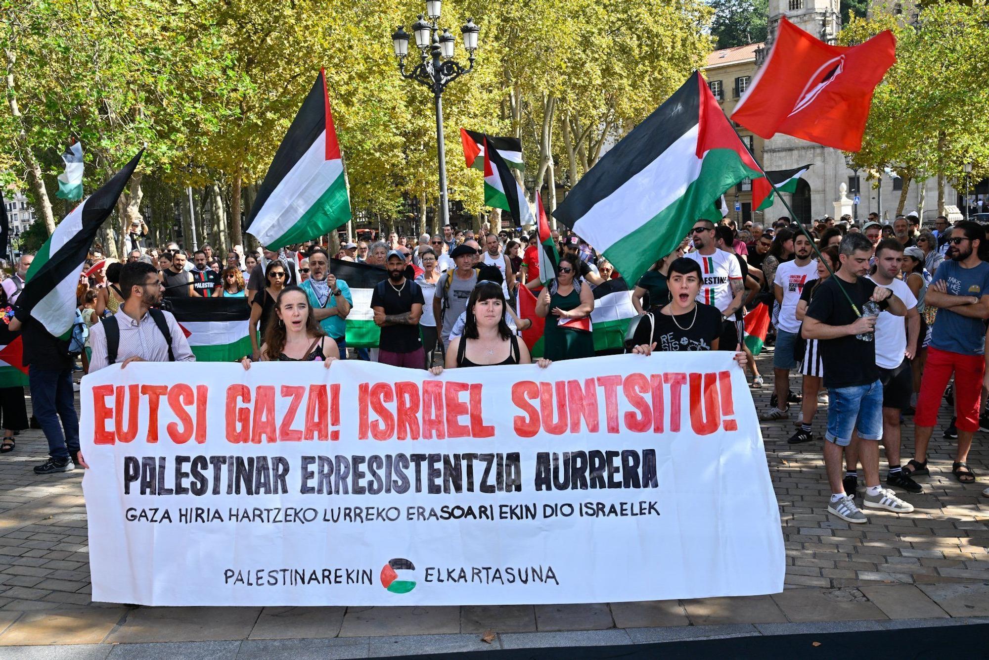 En imágenes: Más de 300 personas se concentran en El Arenal para denunciar el ataque terrestre sobre la ciudad de Gaza