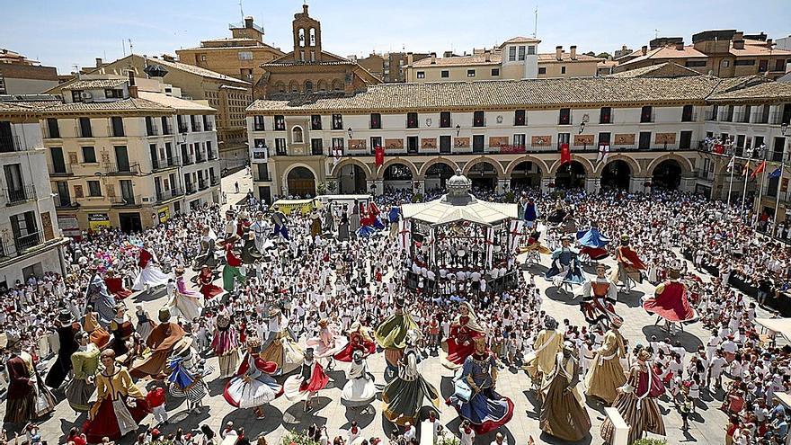 Vista panorámica de las 60 figuras en la plaza de Los Fueros, bailando todas al mismo tiempo.