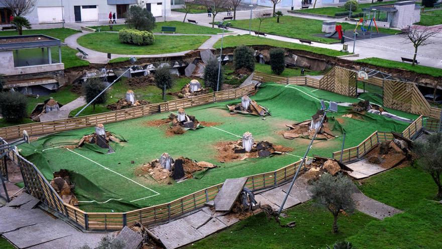 Vista del parque infantil y la pista deportiva que se ha hundido sobre un aparcamiento en Santander