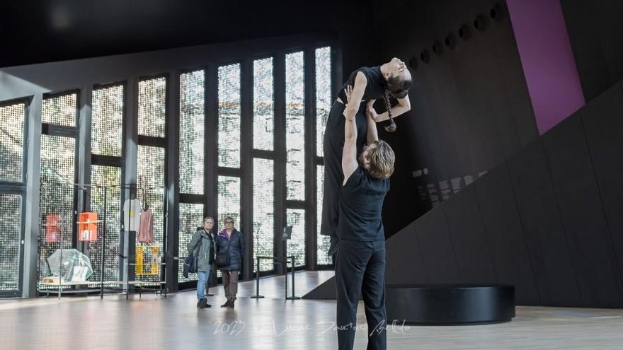 Una de las visitas danzadas de DAB en el Museo Balenciaga / DAB