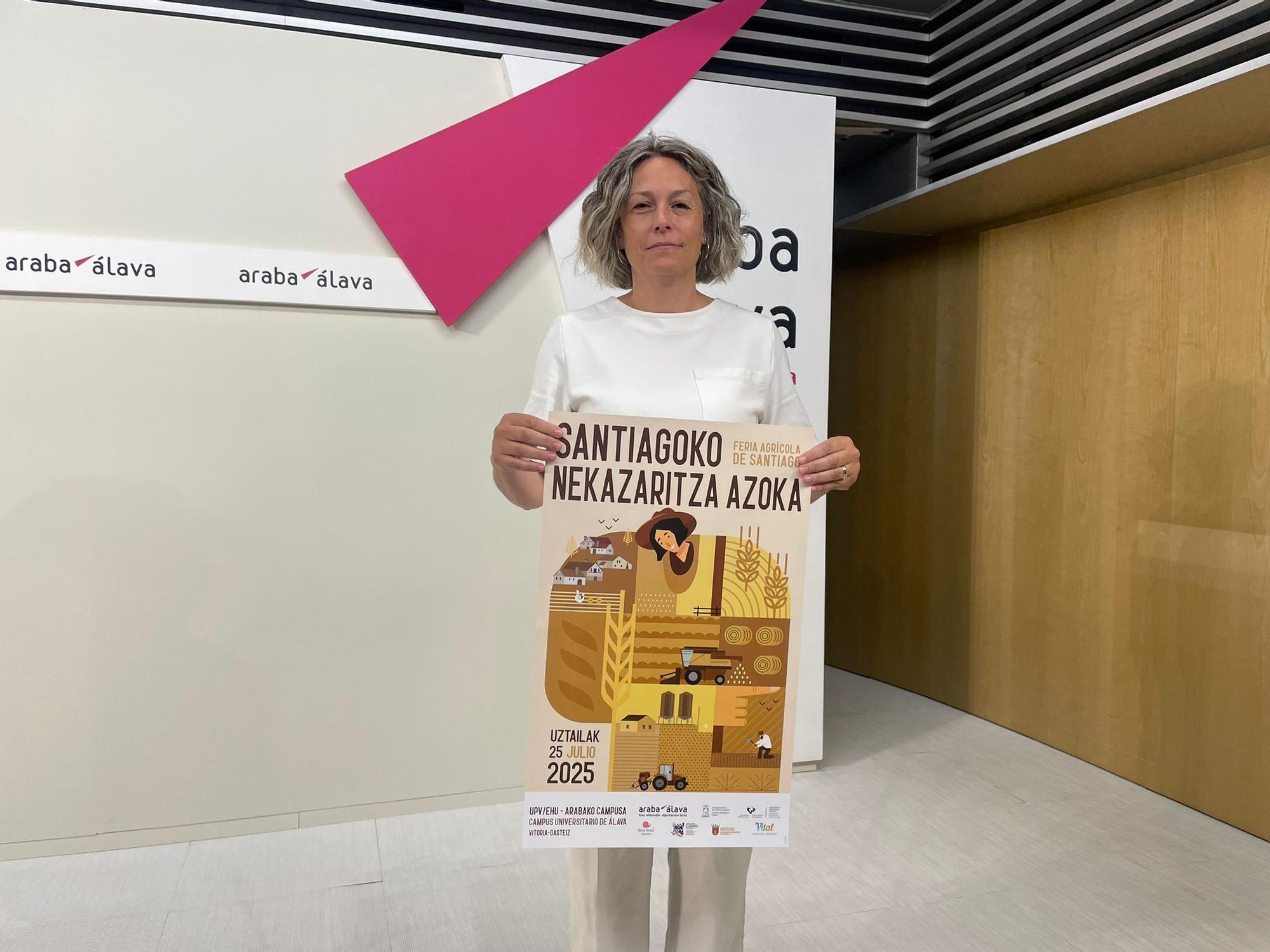 Noemí Aguirre, diputada foral de Agricultura, con el cartel de la feria de este año.