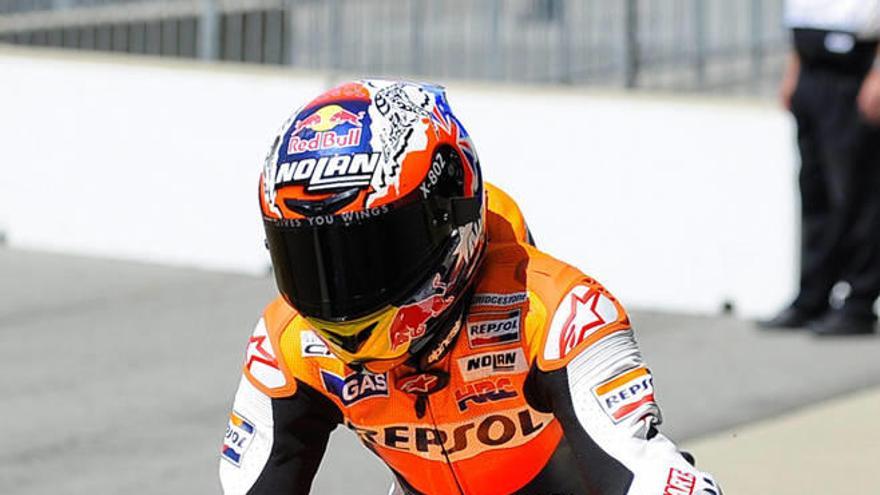 El australiano Casey Stoner cruza la meta ayer en Indianápolis.