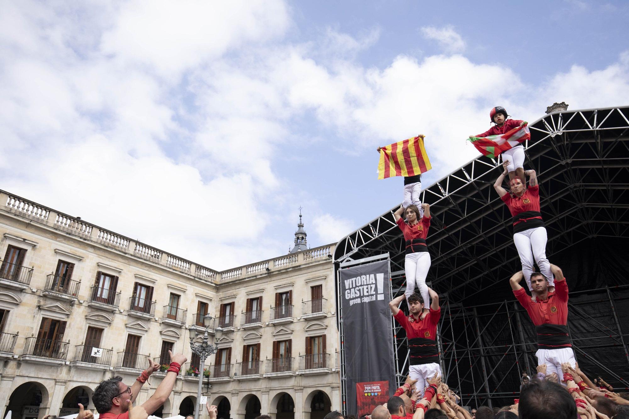 En imágenes: La Plaza Nueva de Vitoria acoge una gran Diada Castellera