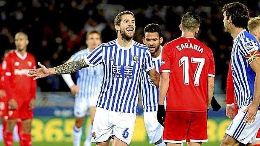 Iñigo Martínez celebra el gol que le marcó al Sevilla junto a Xabi Prieto.