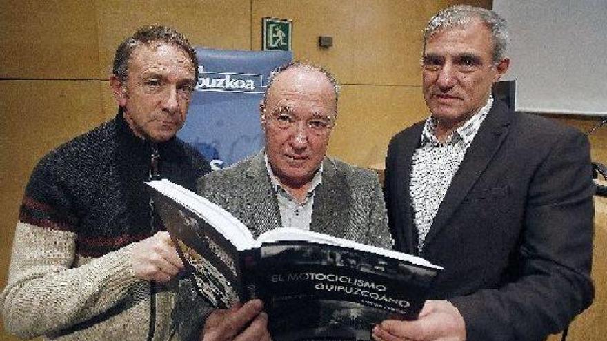 De izquierda a derecha, Javier Romero, presidente del RMC, Enrique Aguire y Joaquín Zabalza, autores del libro.