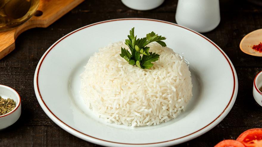 El arroz blanco no se te volverá a pasar gracias a este sencillo truco al cocinarlo