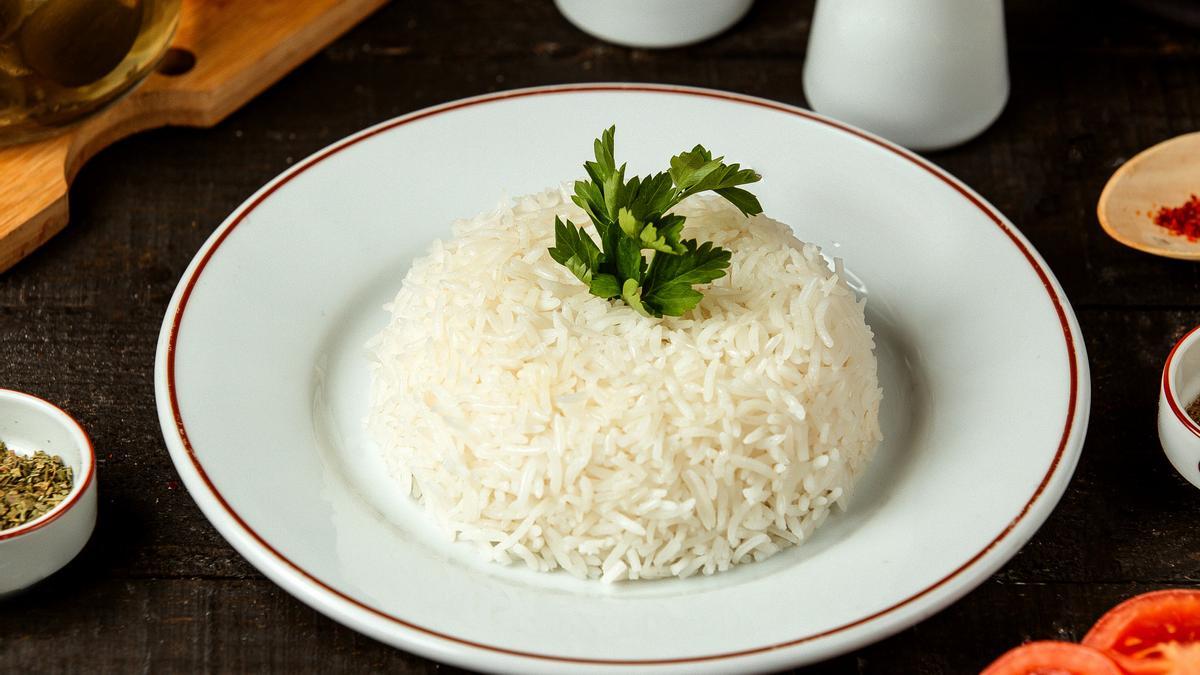 Plato de arroz blanco cocido listo para degustar.