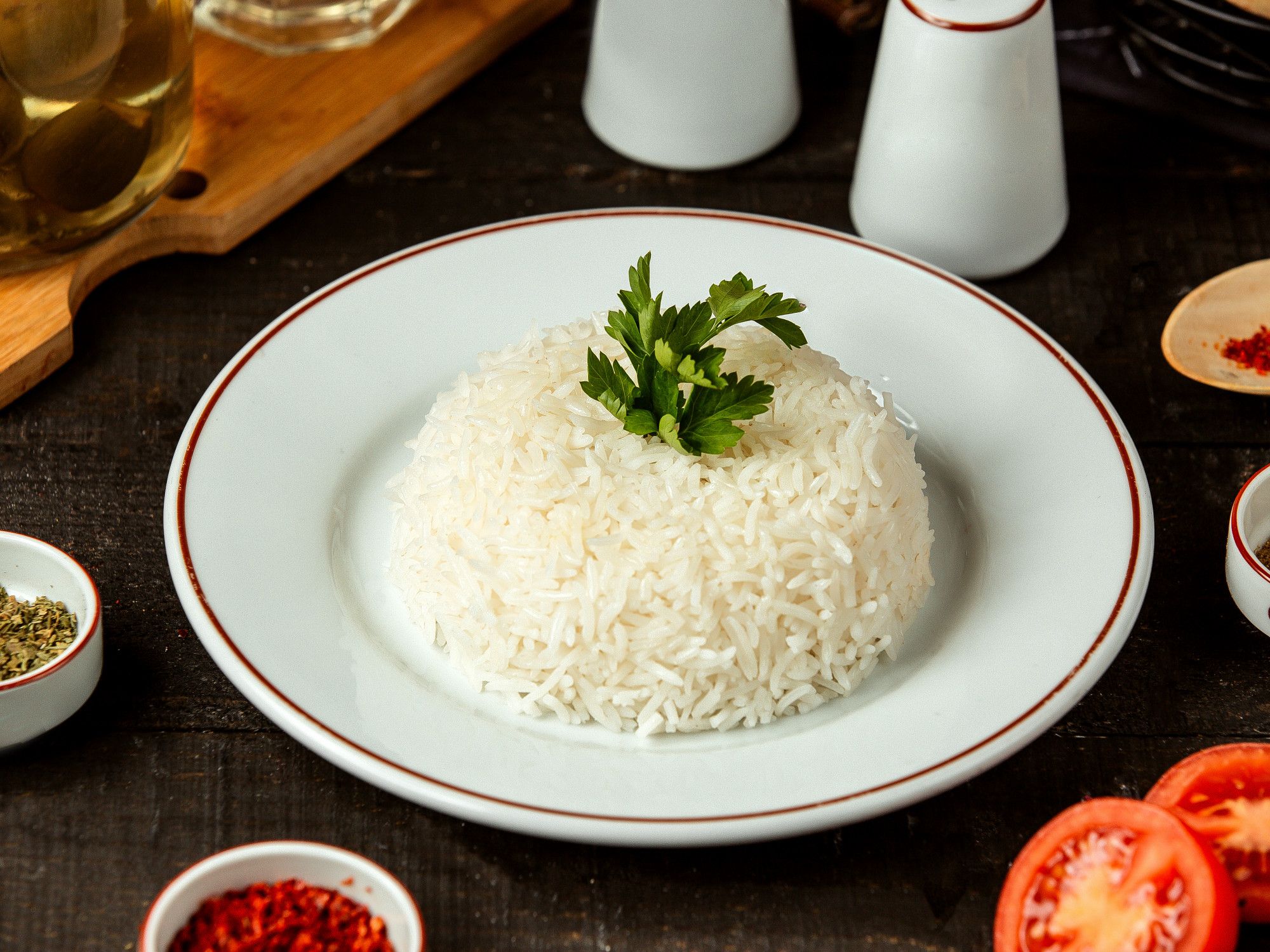 Plato de arroz blanco cocido listo para degustar.