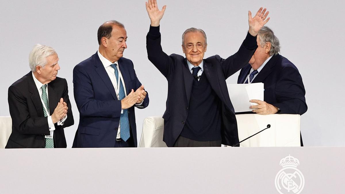 Florentino Pérez ovacionado en la Asamblea General Ordinaria del Real Madrid del pasado domingo.