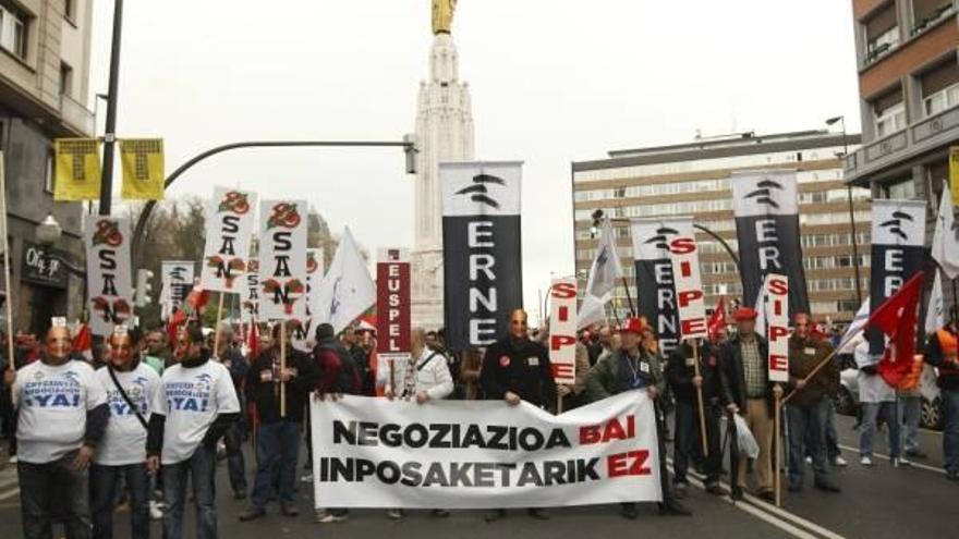 Más de 3.000 ertzainas piden en Bilbao a Ares que &quot;negocie o dimita&quot;.