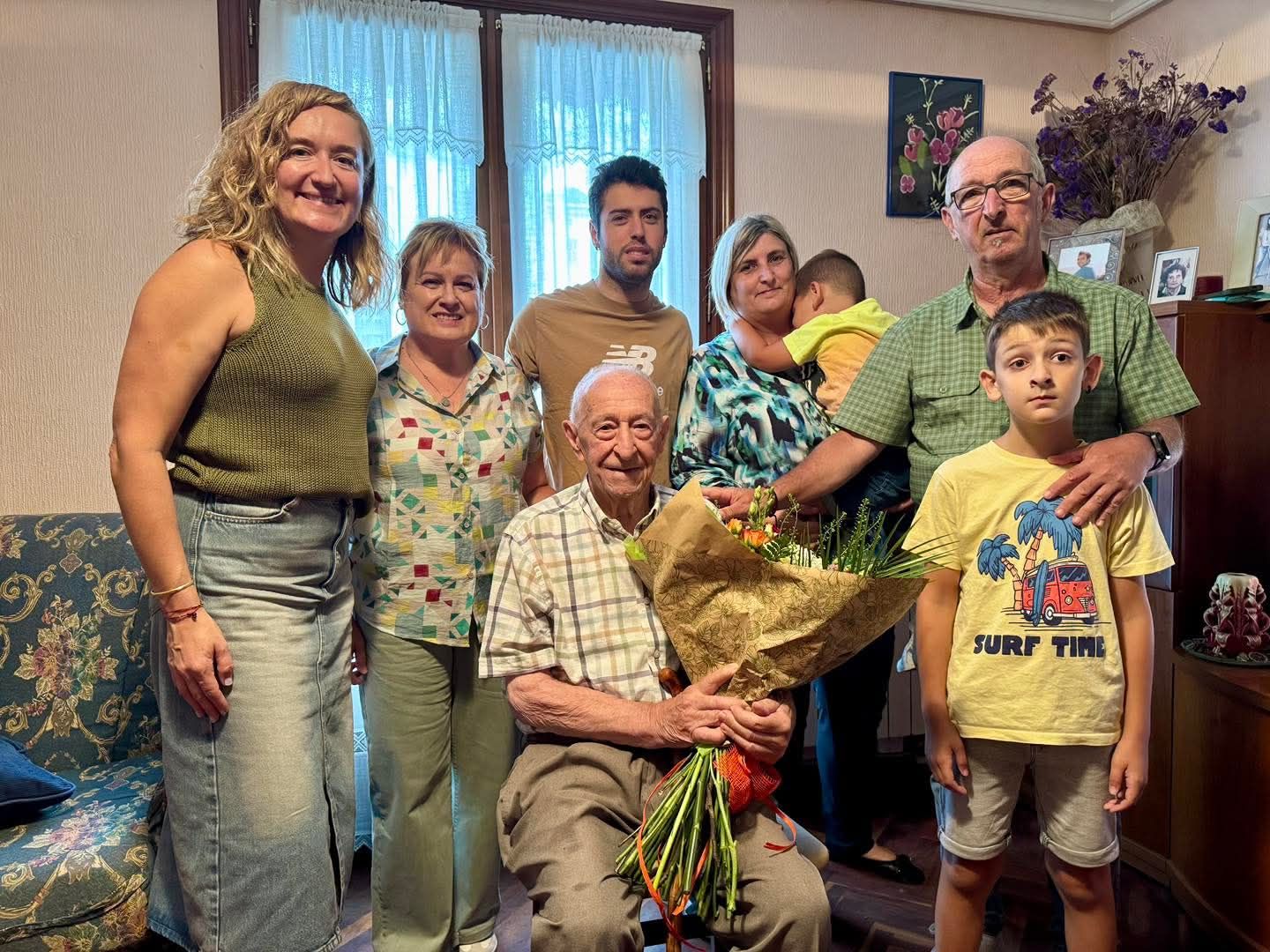 Rodeado de sus familiares, Ignacio Garmendia sopla las velas de sus 100 cumpleaños.