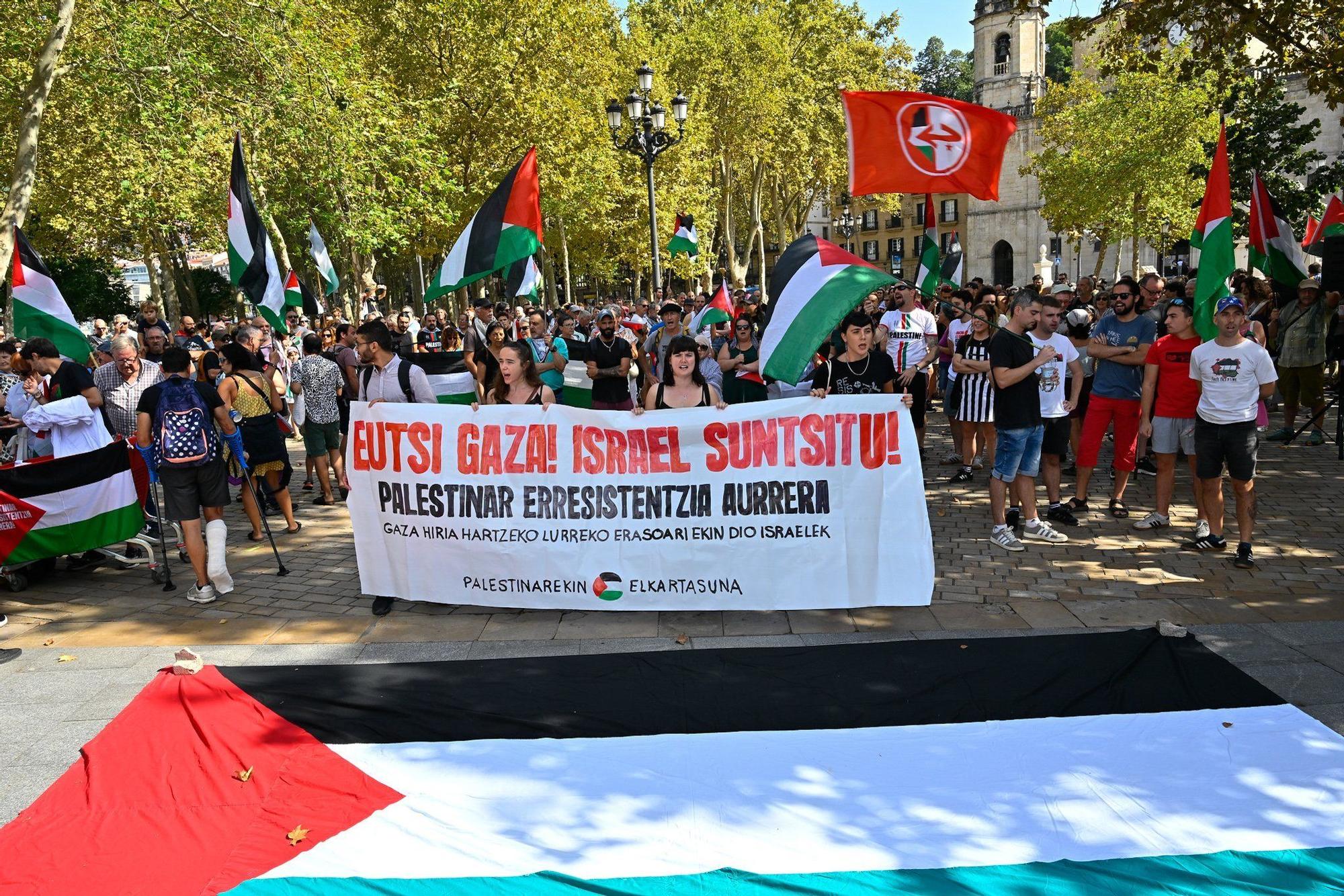 En imágenes: Más de 300 personas se concentran en El Arenal para denunciar el ataque terrestre sobre la ciudad de Gaza