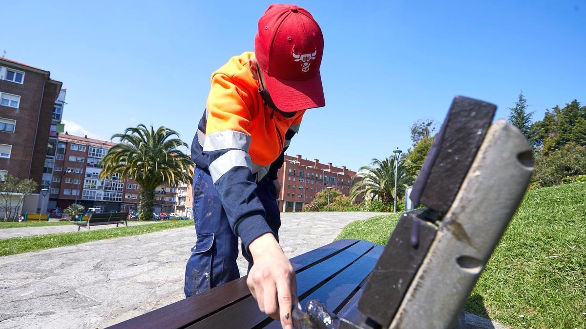 Uno de los vecinos contratados por el Plan de Empleo.