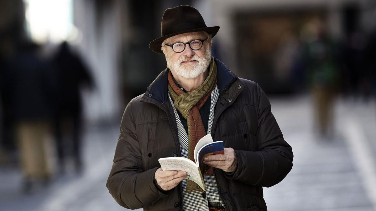 Vicente Huici Urmeneta, con un ejemplar de su libro.