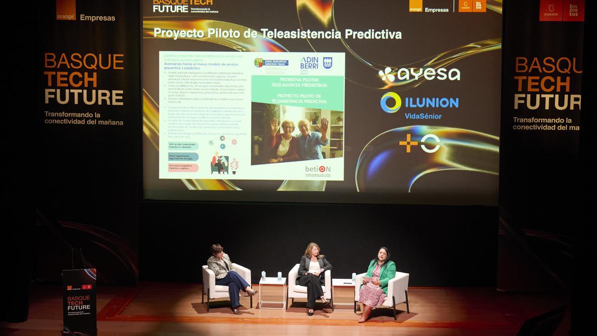 Julia Cristina Sacedo, jefa de investigación y desarrollo de producto de Ilunion, y Patricia García, Key Account Manager de Ayesa explicaron el caso de éxito de la teleasistencia predictiva.