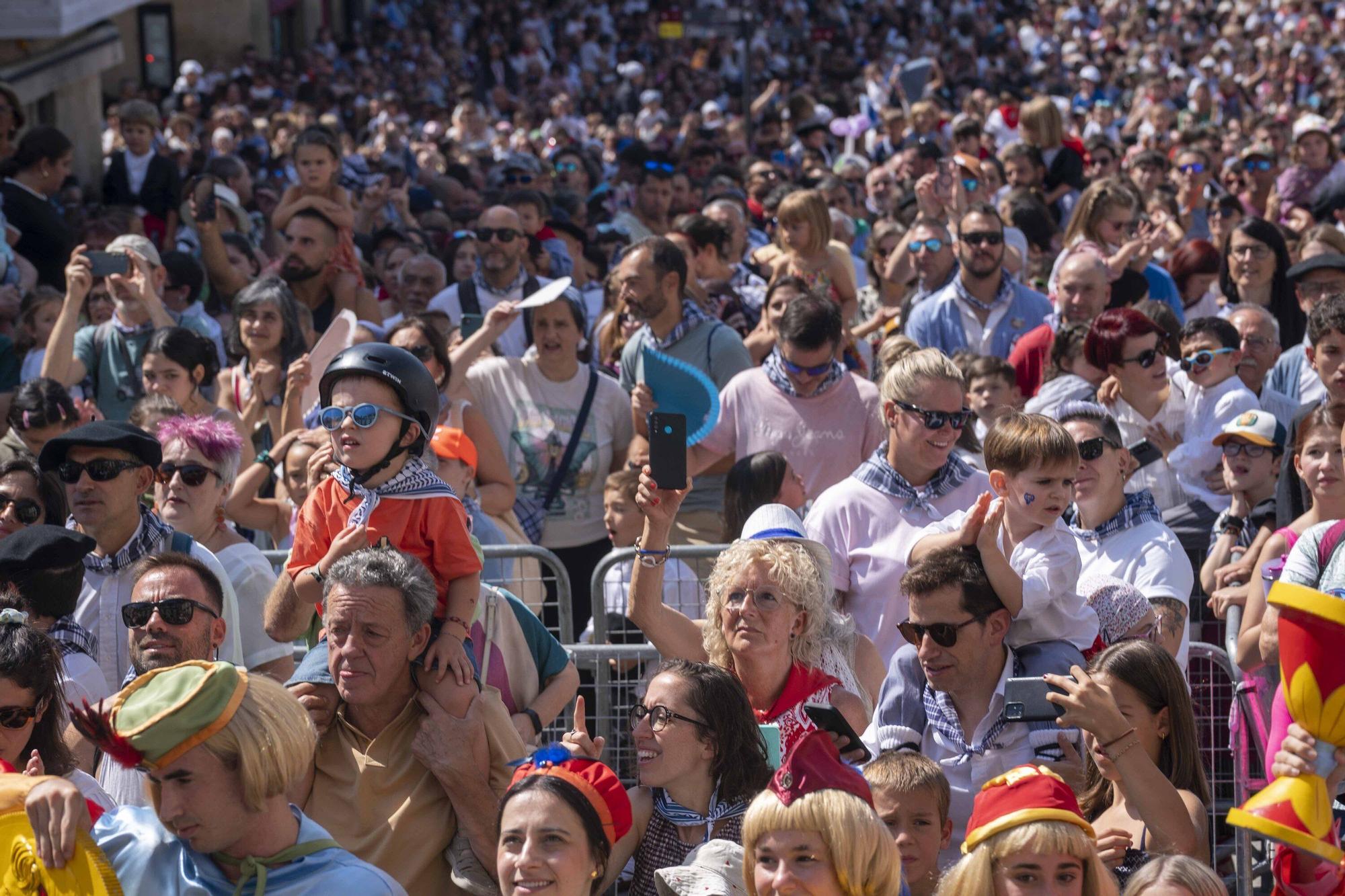 En imágenes: Edurne y Celedón Txiki abarrotan un año más la plaza de la Virgen Blanca