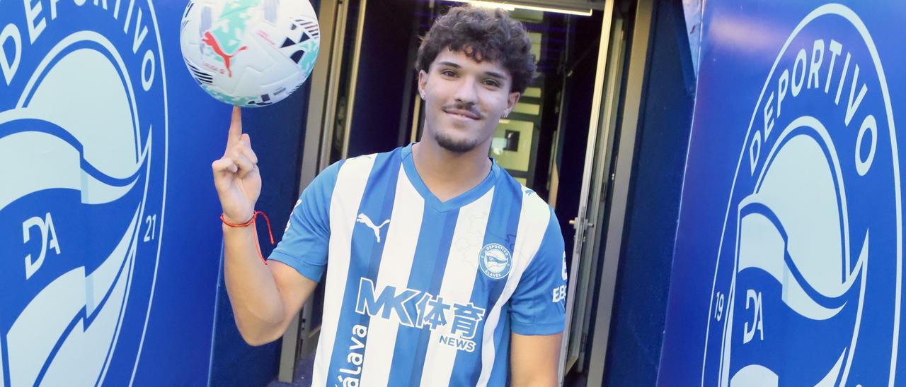 En imágenes: La presentación de Youssef Enríquez como jugador del Alavés