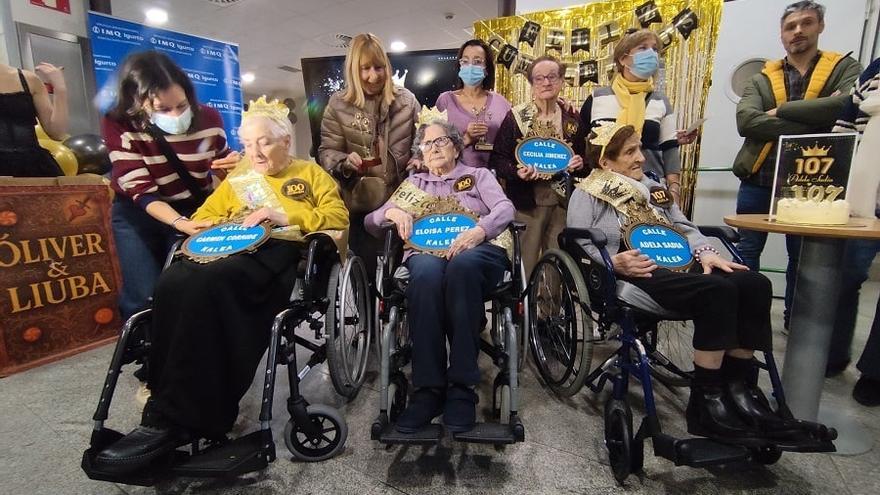 Una vecina de Bilbao cumple 107 años arropada por cuatro generaciones