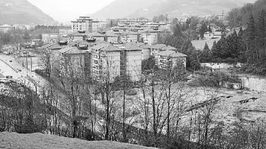El barrio de Amaroz, con las viviendas actuales y el solar que antes ocupaba la papelera y donde se construirán las nuevas viviendas.