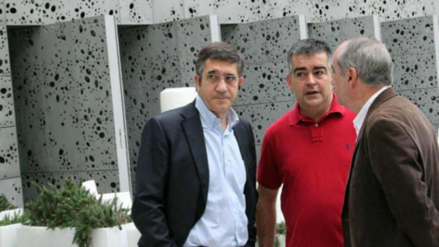 Miguel Ángel Morales, secretario de Organización del PSE de Gipuzkoa, entre López y Arriola.