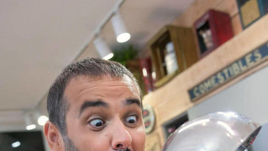 David de Jorge mira su nueva figura reflejada en un cazo.