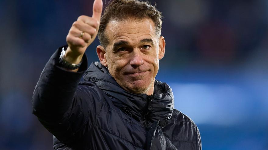 Luis García Plaza, nuevo entrenador del Sevilla hasta junio de 2027