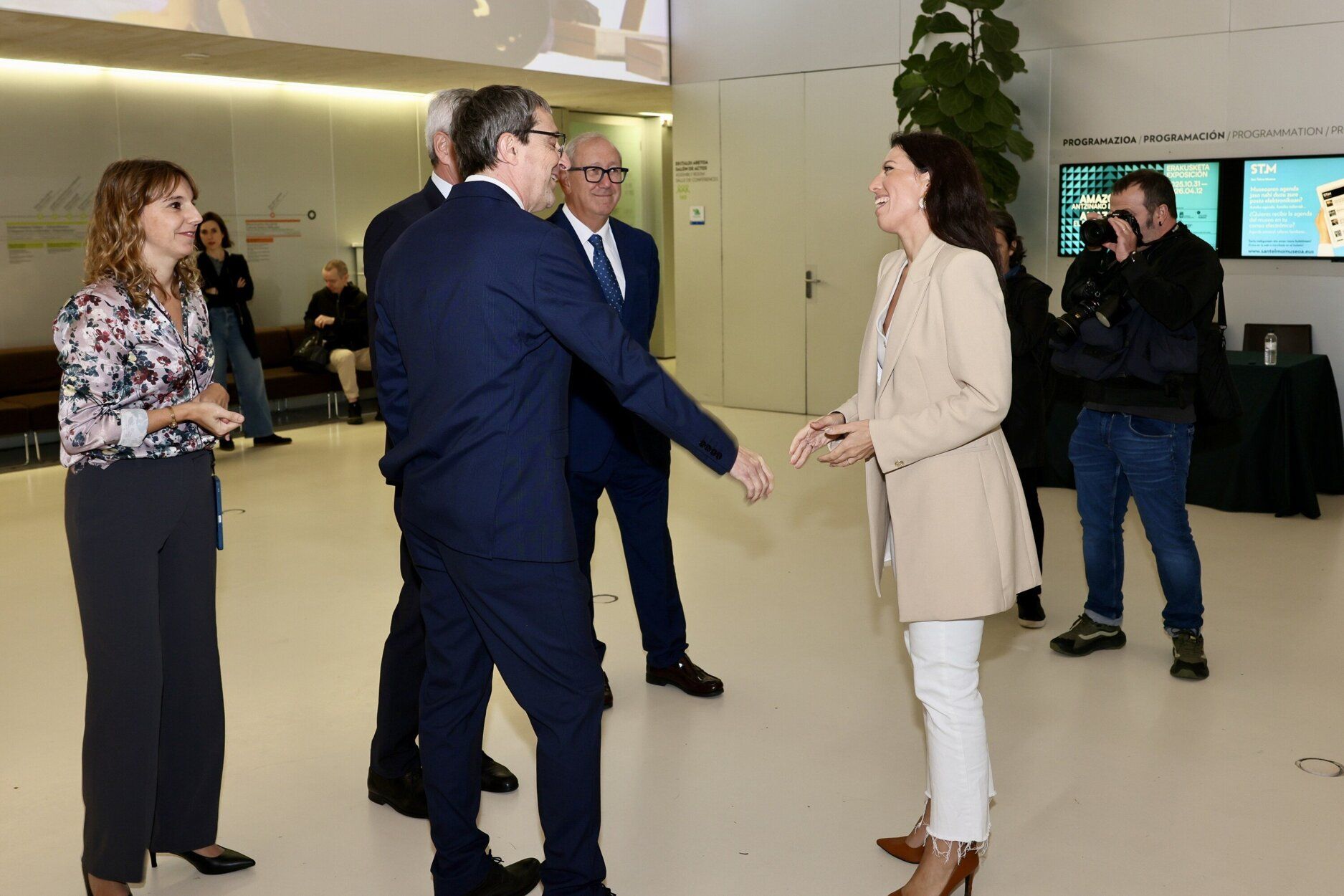 El director de NOTICIAS DE GIPUZKOA, Eduardo Iribarren, recibe a la diputada foral de Movilidad, Turismo y Ordenación del Territorio, Azahara Domínguez.de la Autoridad Portuaria de Pasaia, Izaskun Goñi